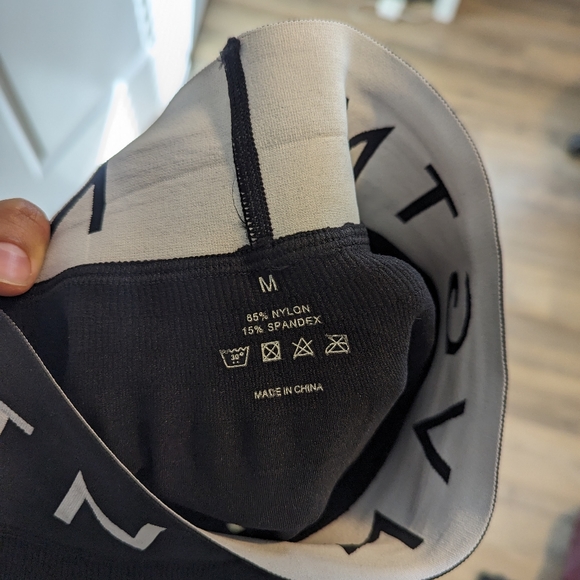 NVGTN Sport Seamless Leggings - Black - Picture 4 of 4